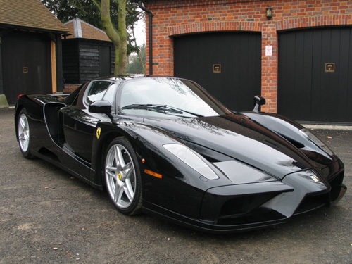 Автомобиль Ferrari Enzo в чёрном цвете