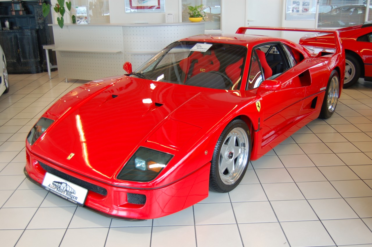 На фото автомобиль Ferrari F40