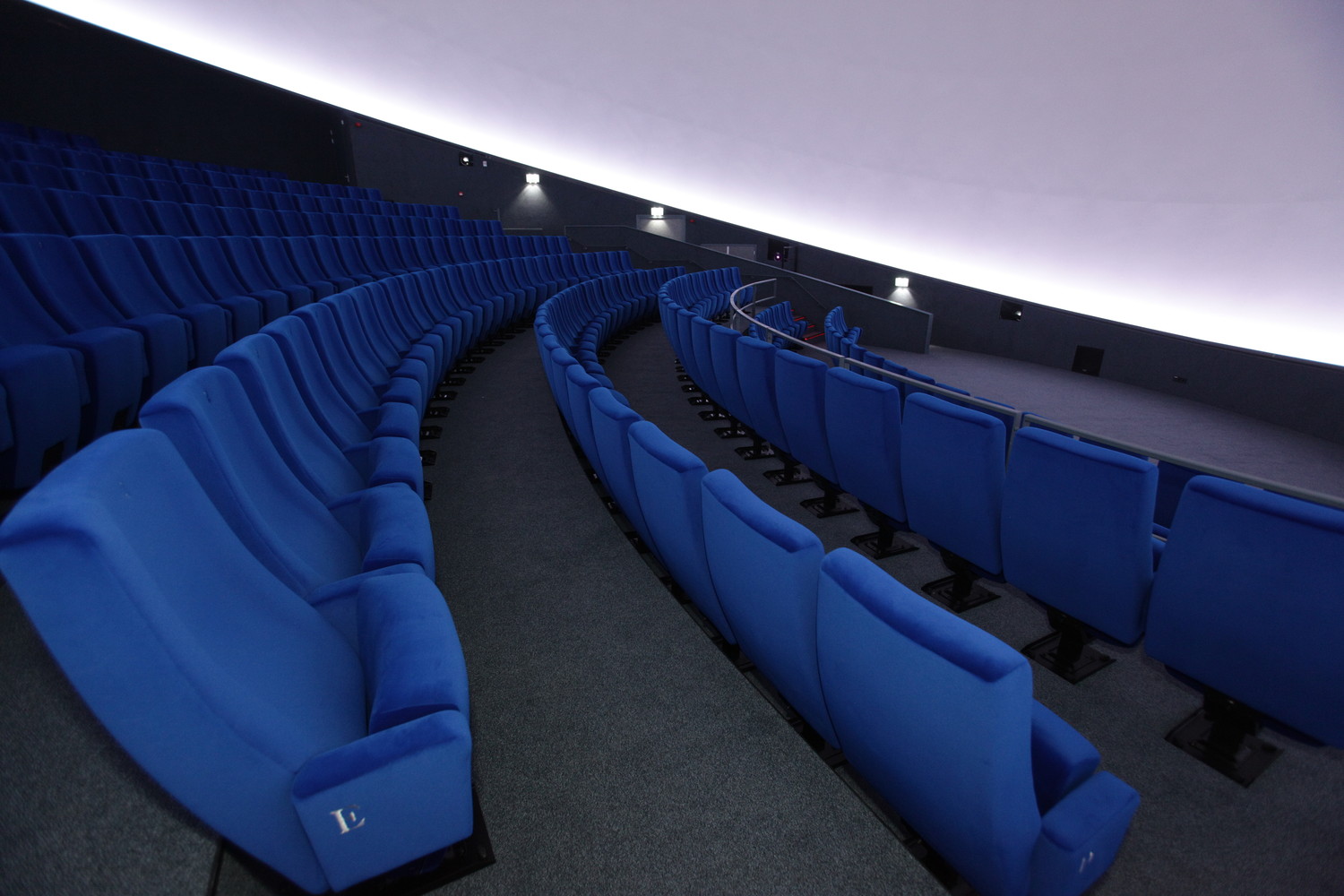 Синие бархатные кресла в интерьере зала планетария