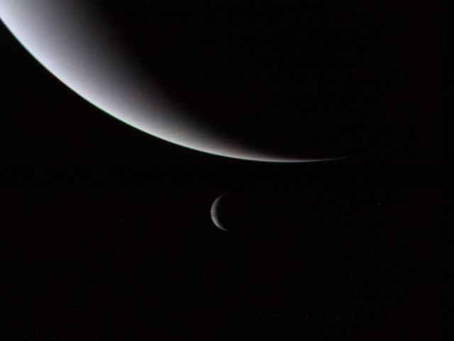 Нептун (вверху) и спутник Тритон (ниже)