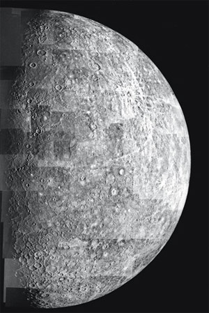 Поверхность Меркурия в общих чертах похожа на лунную. Она тоже покрыта реголитом (так называют породы, раздробленные ударами мелких и мельчайших метеоритов). Изображение «Популярная механика»