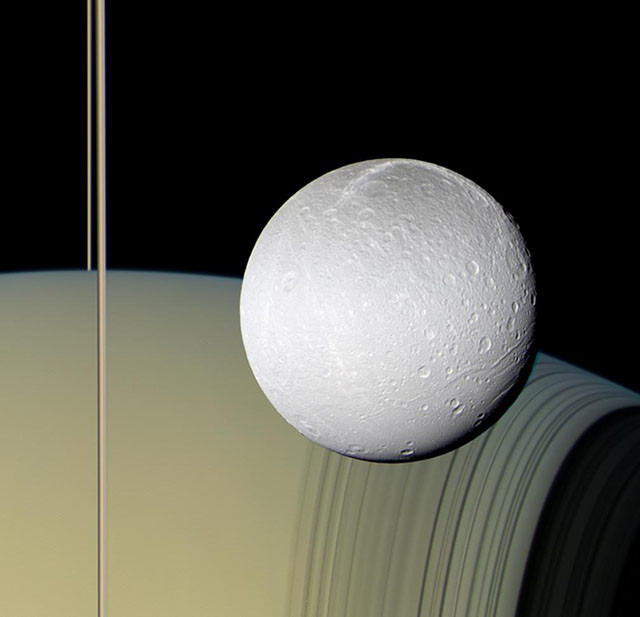 Сатурн, его кольца и естественный спутник Диона. кассини, космос, мир, сатурн