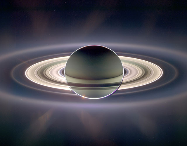 Сатурн проходит перед Солнцем. Это изображение сочетает в себе 165 кадров, снятых в течение трёх часов. кассини, космос, мир, сатурн