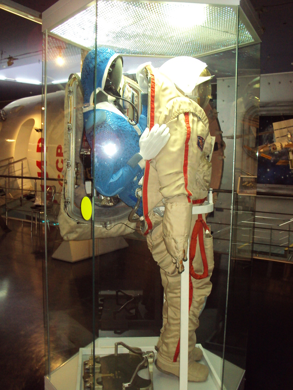 Скафандр космонавта Орлан-Д оборудован люком, в который входит космонавт