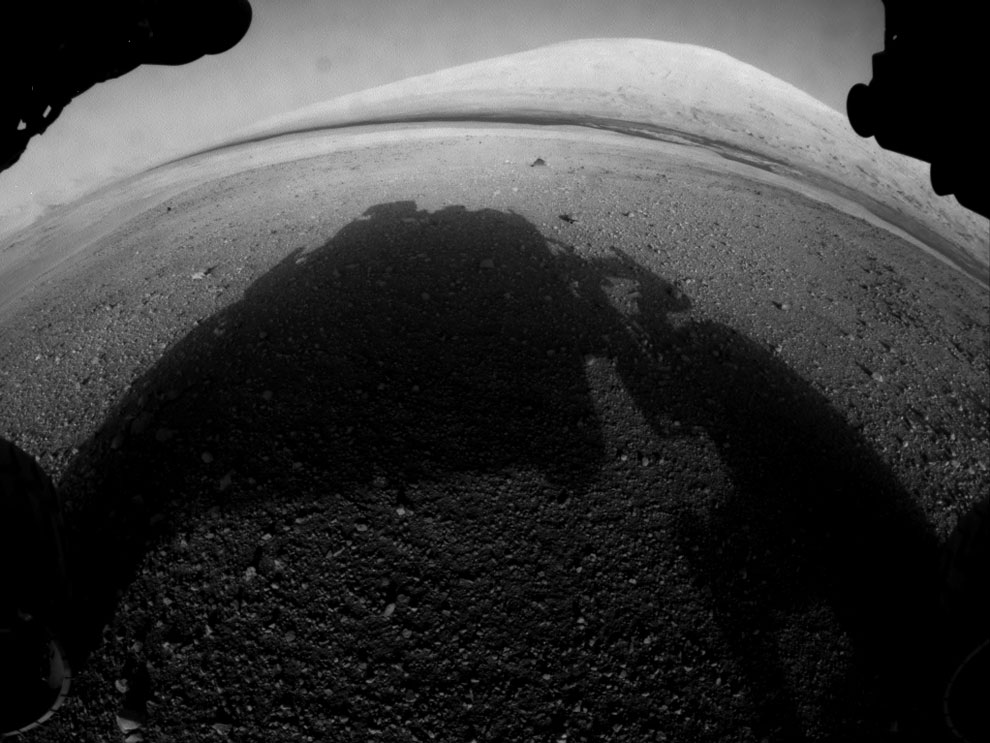 На фотографии видна тень от марсохода на поверхности Марса