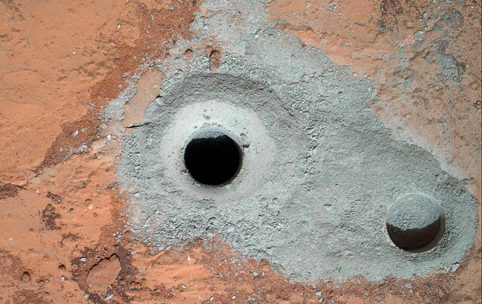 Американский марсоход Curiosity просверлил в Марсе дырку