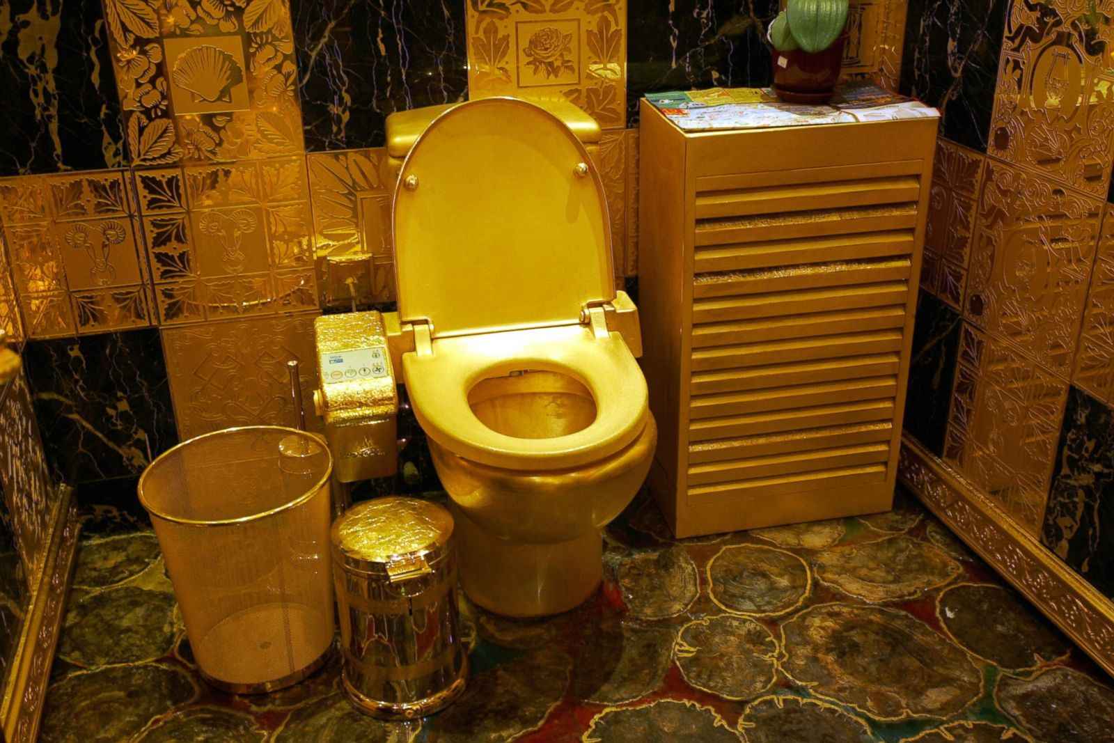 золотой туалет
