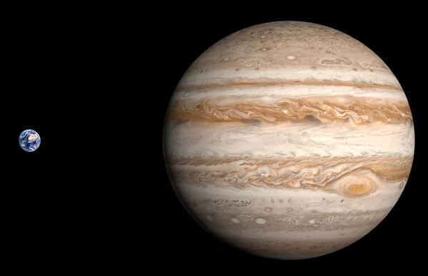 Юпитер в сравнении с Землей