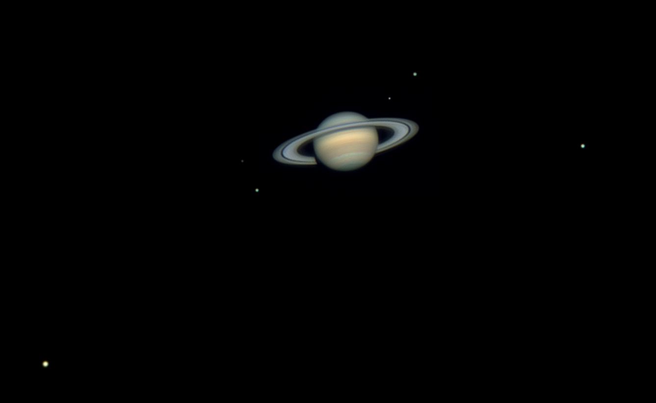 Планета Сатурн на ночном небе