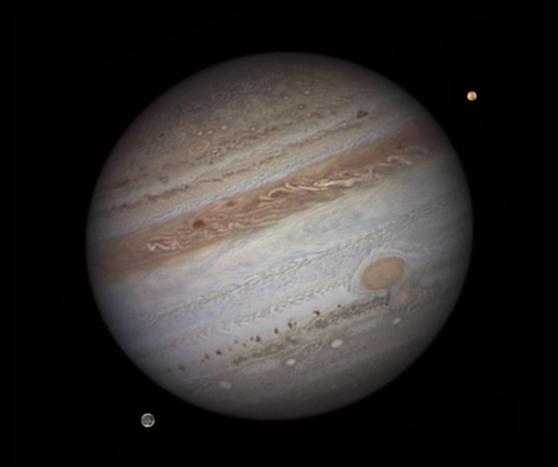 Изображение Юпитера и его спутников Ио и Ганимеда