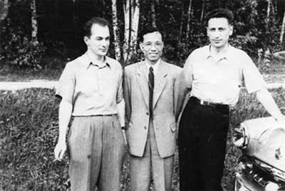 А. А. Павликов (слева), китайский стажер и О. К.Щербаков в ИТМиВТ