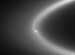 Энцелад и хвост из водяного пара. Кольцо Е Сатурна.