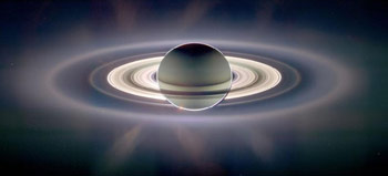 Фото межпланетного зонда "Кассини" с теневой стороны Сатурна.