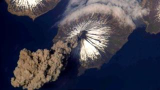 Перед астронавтами из космоса открывается потрясающий вид на извержения вулканов