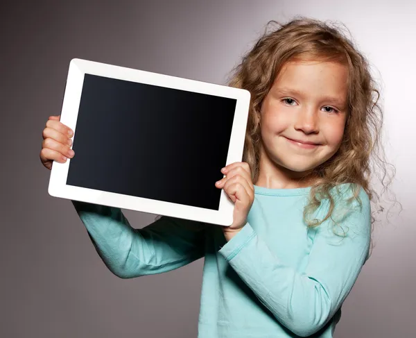 Счастливая девочка с планшетным компьютером — стоковое фото