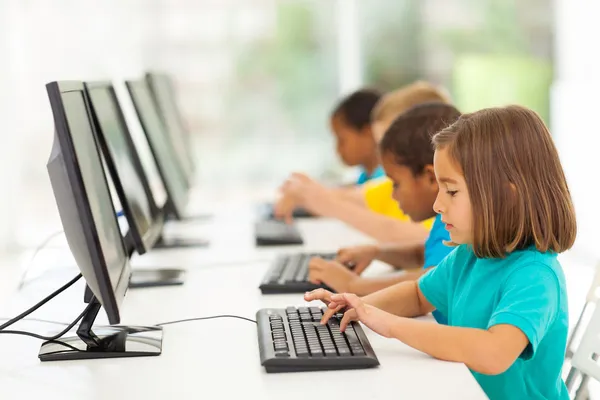 Учащихся начальной школы в компьютерном классе — стоковое фото
