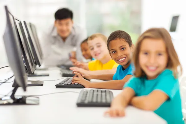 Дети в компьютерном классе — стоковое фото