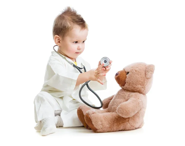 Ребенок или ребенок, играющий врач со стетоскопом и Мишка Изол — стоковое фото