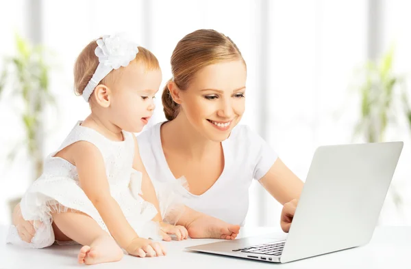 Мама и малыш с компьютером, работа на дому — стоковое фото