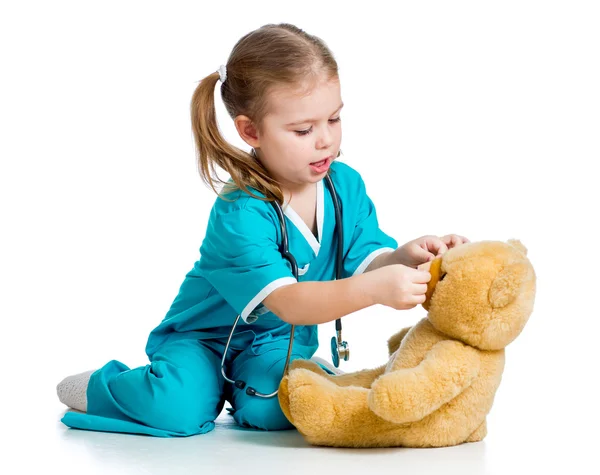 Доктор девушка играть и отверждения игрушка, изолированные на белом фоне — стоковое фото