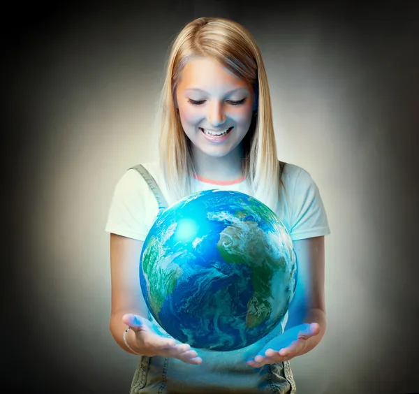 Девочка держит на планете Земля. Концепт будущего — стоковое фото