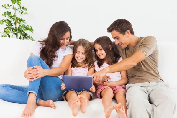 Улыбаясь семьи с помощью цифрового планшета — стоковое фото
