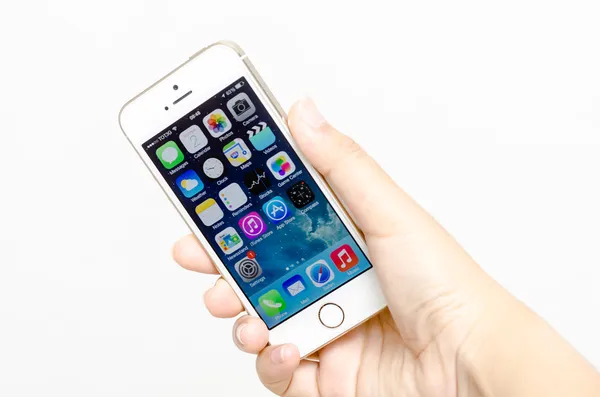 Рука золото iPhone 5s — стоковое фото