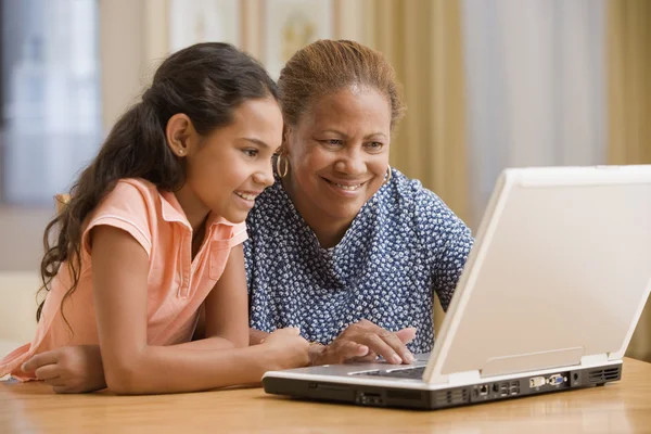 Мать и дочь вместе с помощью компьютера — стоковое фото