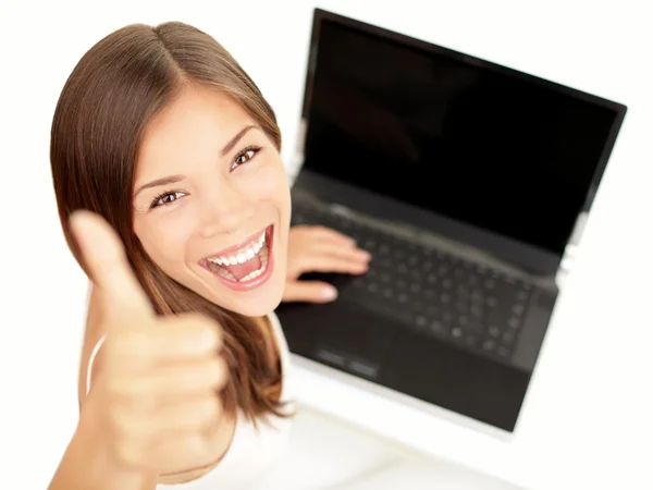 Счастливая женщина ноутбука — стоковое фото