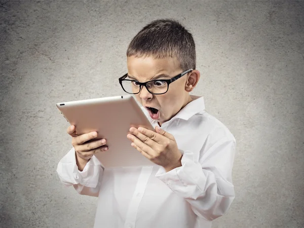 Шокирован, разочарованный мальчик, с помощью компьютера pad — стоковое фото