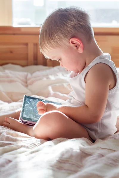 Ребенок с tablet Pc — стоковое фото