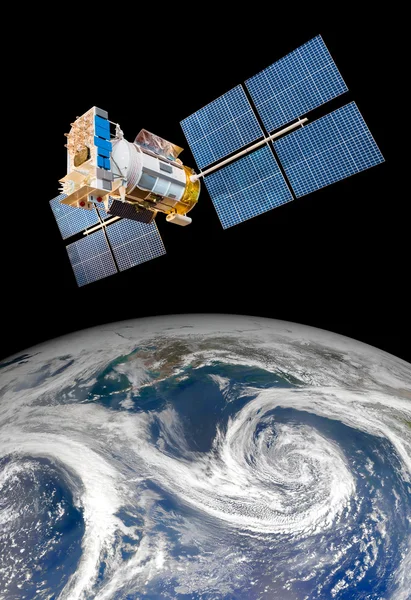 Космический спутник над на планете Земля — стоковое фото