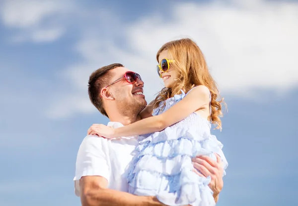 Счастливый отец и ребенок в солнцезащитные очки за голубое небо — стоковое фото
