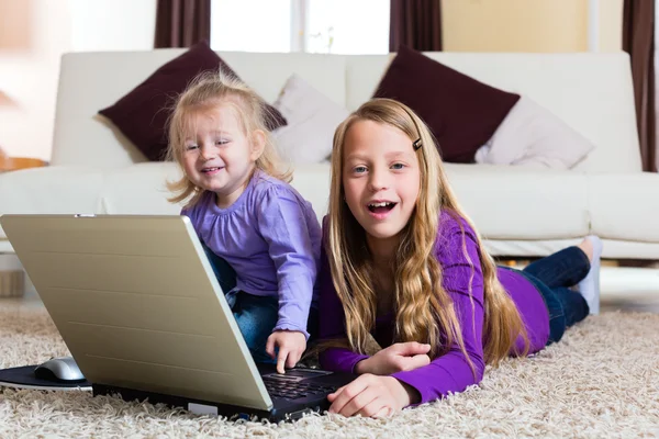 Семья - ребенок, играя с ноутбуком — стоковое фото