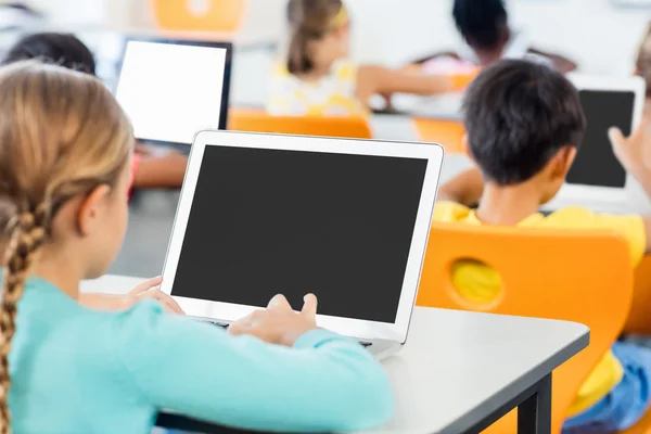 Вид сзади учащихся, работающих в классе с ноутбуком — стоковое фото