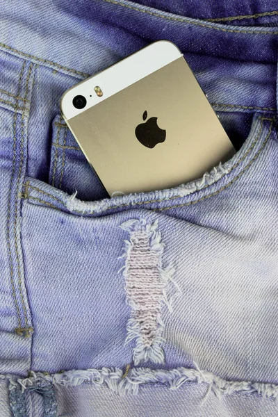 Золото Apple iphone 5s в голубой джинсовый карман — стоковое фото