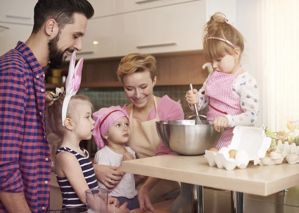 Дети, подготовка печенье с родителями — стоковое фото