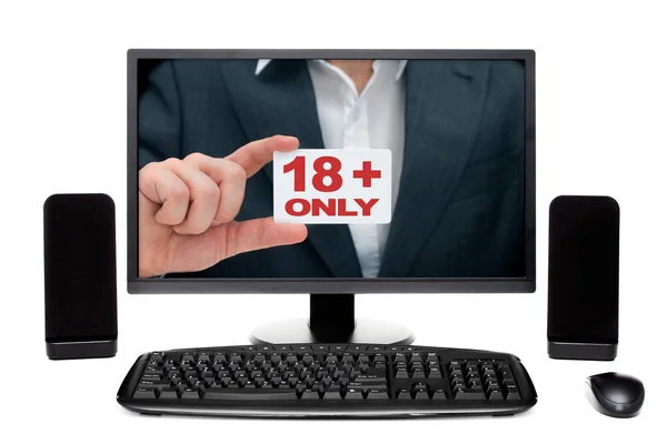 Человек на настольном компьютере монитор показ карты с знаком «18 + onl — стоковое фото