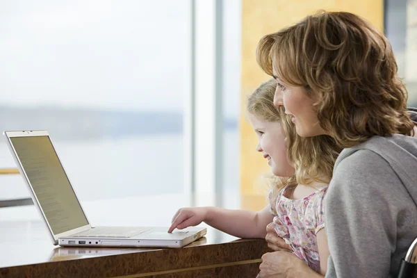 Мать и дочь, используя ноутбук — стоковое фото