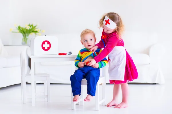 Дети, играющие доктора — стоковое фото