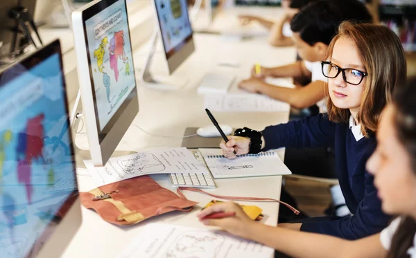 Учащиеся начальных школ в компьютерных классах — стоковое фото