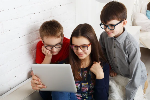 Дети с гаджеты, компьютерной зависимости в очках — стоковое фото