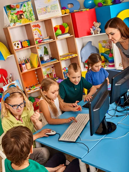 Дети компьютер класса нас для образования и компьютерных игр — стоковое фото