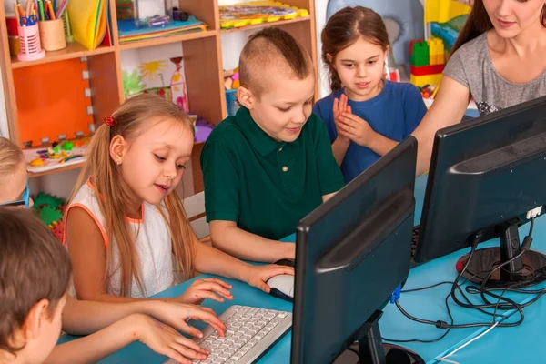 Дети компьютер класса нас для образования и компьютерных игр — стоковое фото
