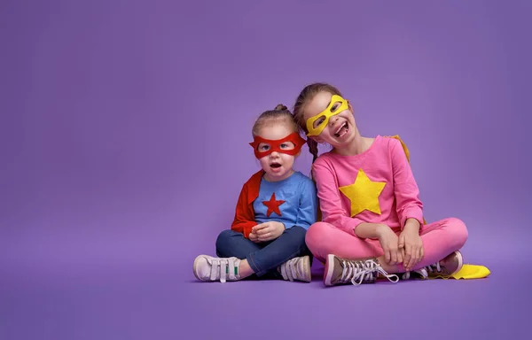 Дети играют супергероя — стоковое фото