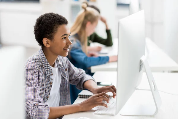 Афро-американский подросток, работая на компьютере — стоковое фото