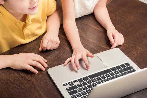 Дети, использующие ноутбук — стоковое фото