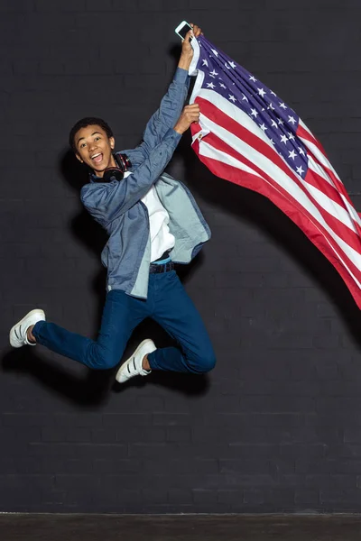 Подросток мальчик с флагом США — стоковое фото