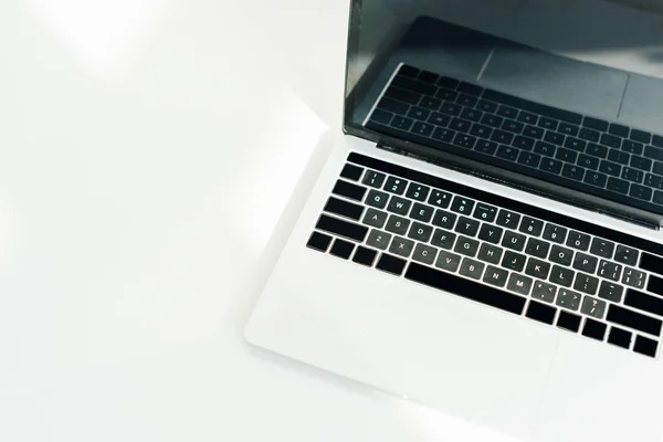 Ноутбук Пустой Экран Белой Поверхности — стоковое фото
