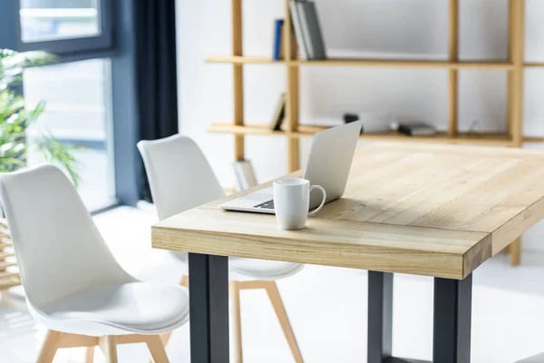 Ноутбук Кофе Чашка Столе Современном Офисе — стоковое фото